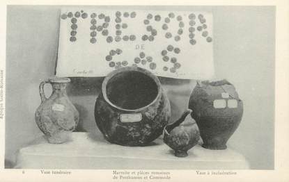 CPA ARCHEOLOGIE " Marmites et pièces romaines de Posthumus et Commode, vase funéraire, vase à incinération"