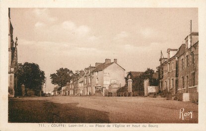 / CPA FRANCE 44 "Couffé, place de l'église et haut du bourg"