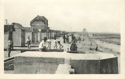 CPA FRANCE 14 "Bernières sur Mer, la digue et la plage"