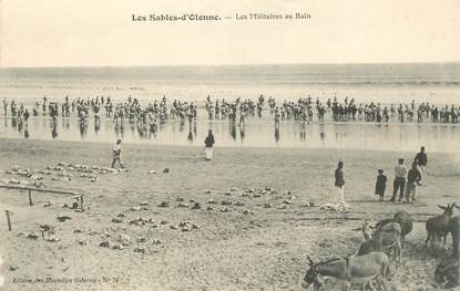 CPA FRANCE 85 "Les Sables d'Olonne, les militaires au bain"