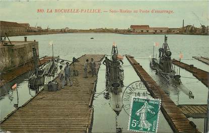 CPA FRANCE 17 "La Rochelle, la Pallice, les sous marins au poste d'amarrage"