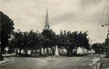 CPSM FRANCE 33 "Arès, place de l'Eglise et monument aux morts"