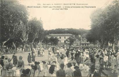 CPA MARTINIQUE "Fort de France, l'allée principale de l'Esplanade, un jour de fête"