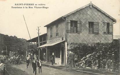 CPA MARTINIQUE "Saint Pierre de la Martinique, touristes à la rue Victor Hugo"