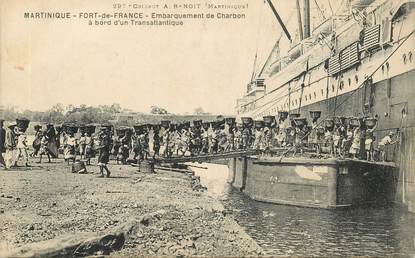 CPA MARTINIQUE "Fort de France, embarquement du Charbon à bord d'un transatlantique"