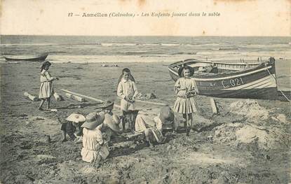 CPA FRANCE 14 "Asnelles, les enfants jouent dans le sable"