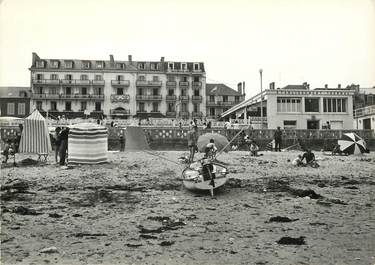 / CPSM FRANCE 14 "Luc sur Mer, la plage et l'hôtel Belle Plage"