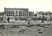 14 Calvado / CPSM FRANCE 14 "Luc sur Mer, la plage et l'hôtel Belle Plage"