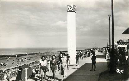 / CPSM FRANCE 14 "Luc sur Mer, la digue et l'horloge"