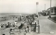 14 Calvado / CPSM FRANCE 14 "Luc sur Mer, la plage et la digue"