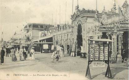 CPA FRANCE 14 "Trouville, les planches et les Bazars"