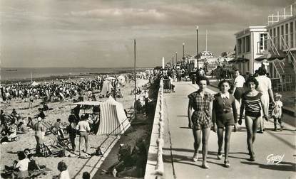 / CPSM FRANCE 14 "Luc sur Mer, la plage et la digue "