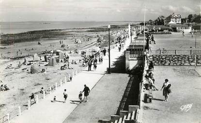 / CPSM FRANCE 14 "Luc sur Mer, la promenade de la digue et la plage" 