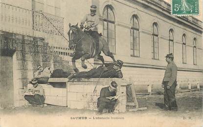 CPA FRANCE 49 "Saumur, Ecole de Cavalerie, obstacle humain"