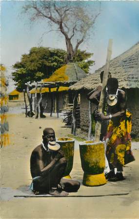 CPSM AFRIQUE NOIRE "Femmes à plateaux pilant le mil"