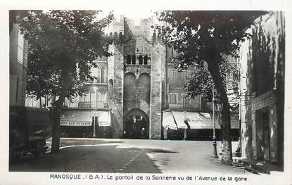 / CPSM FRANCE 04 "Manosque, le portail de la sonnerie vu de l'avenue de la gare"