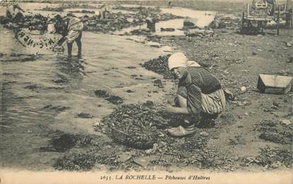 CPA FRANCE 17 "La Rochelle, pêcheuses d'huitres"