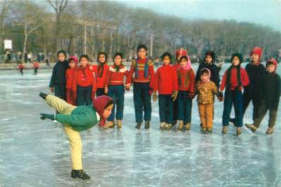 CPSM CHINE / PATIN A GLACE