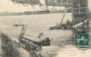49 Maine Et Loire CPA FRANCE 49 "Les Ponts de Ce, Catastrophe des Ponts-de-Cé, 4 août 1907, Travaux de relèvement des débris du train"
