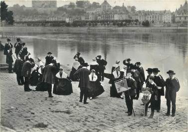 CPSM FRANCE 49 "Saumur, Groupe Folklorique"