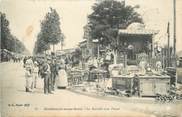 93 Seine Saint Deni CPA FRANCE 93 "Montreuil-sous-Bois, Marché aux Puces, Brocanteur"