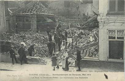 CPA FRANCE 59 "Bergues, Bombardement de Bergues, Mai 1915, La recherche des victimes, La Rue du Mont-de-Piété / GUERRE 1914-1918"