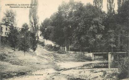 CPA FRANCE 42 "L'Hôpital-le-Grand, Passerelle sur la Mare"