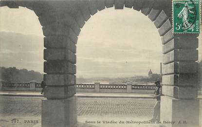 / CPA FRANCE 75012 "Paris, sous le viaduc métropolitain de Bercy" / METRO