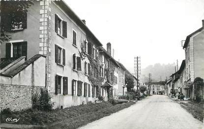 / CPSM FRANCE 38 "Virieu sur Bourbre, rue de la gare"