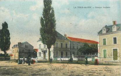 / CPA FRANCE 38 "La Tour du Pin, groupe scolaire"