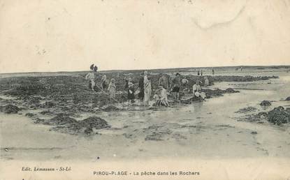 CPA FRANCE 50 "Pirou-Plage, Pêche dans les rochers"