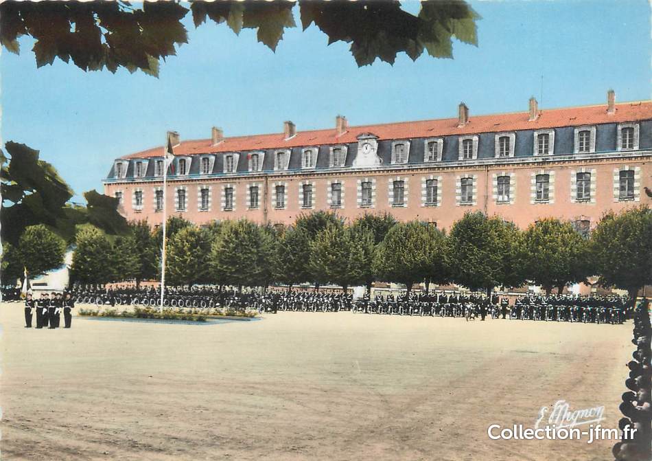 CPSM FRANCE 89 "Sens, Ecole de Police, La Cour d'Honneur"  89 yonne