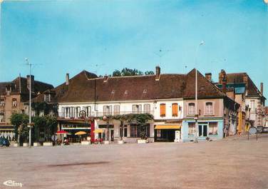 CPSM FRANCE 61 "Longny au Perche, Le Bourg, Place de l'Eglise"