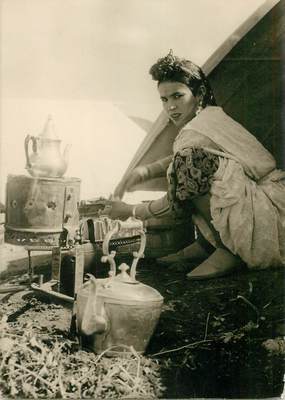 CPSM MAROC "Jeune femme marocaine préparant le thé" / N°146 PHOTO EDITION BERTRAND ROUGET CASABLANCA