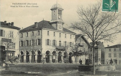 / CPA FRANCE 43 "Paulhaguet, hôtel de Ville et place d'Armes"