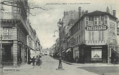 CPA FRANCE 17 "Rochefort sur Mer, rue de la République"