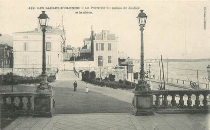 CPA FRANCE 85 "Sables d'Olonne, le péristyle du palais de justice et la place"