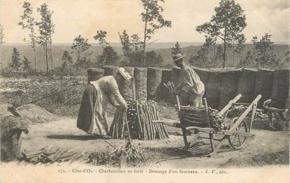 CPA FRANCE 21 "Charbonniers en forêt, dressage d'un fourneau"