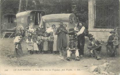 CPA FRANCE 38 "Le Dauphiné, Une fête chez les Tziganes près Vizille" / GITAN