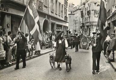 / CPSM FRANCE 35 "Saint Malo, rue de Dinan" / GROUPE FOLKLORIQUE / CHIEN