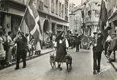 35 Ille Et Vilaine / CPSM FRANCE 35 "Saint Malo, rue de Dinan" / GROUPE FOLKLORIQUE / CHIEN