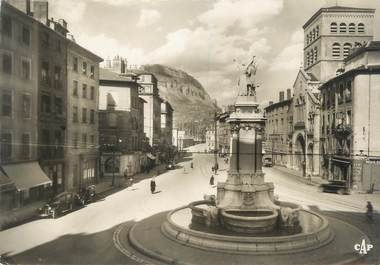 CPSM FRANCE 38 " Grenoble, place Notre Dame, monument aux morts "