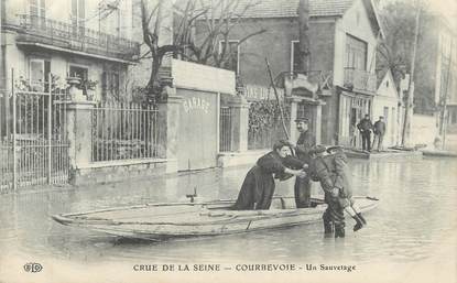 CPA FRANCE 92 " Courbevoie, un sauvetage " / INONDATIONS 1910