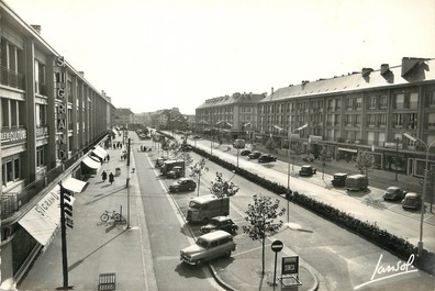 / CPSM FRANCE 44 "Saint Nazaire, la rue de la république"