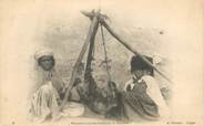 Algerie CPA LA FEMME / SCENES ET TYPES / GEISER femmes arabes battant le beurre