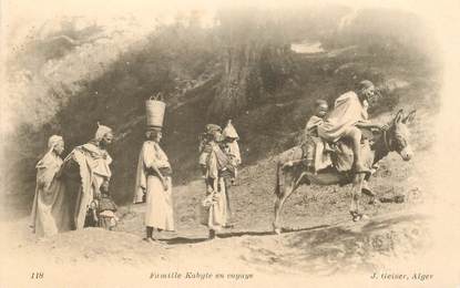 CPA SCENES ET TYPES / GEISER "Famille Kabyle en voyage"