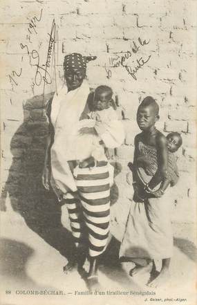 CPA SCENES ET TYPES / GEISER "Colomb Béchar, famille d'un tirailleur sénégalais"