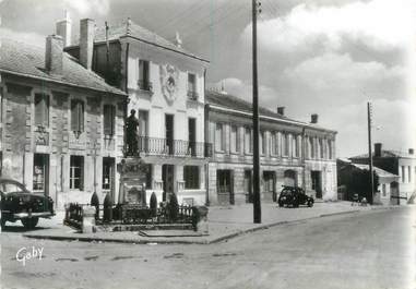 CPSM FRANCE 33 "Marcillac, la mairie et monument aux morts"