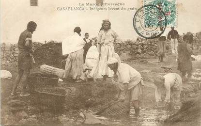 CPA MAROC "Casablanca, indigènes lavant du grain"