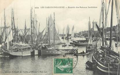 CPA FRANCE 85 "Les Sables d'Olonne, rentrée des bateaux Sardiniers"